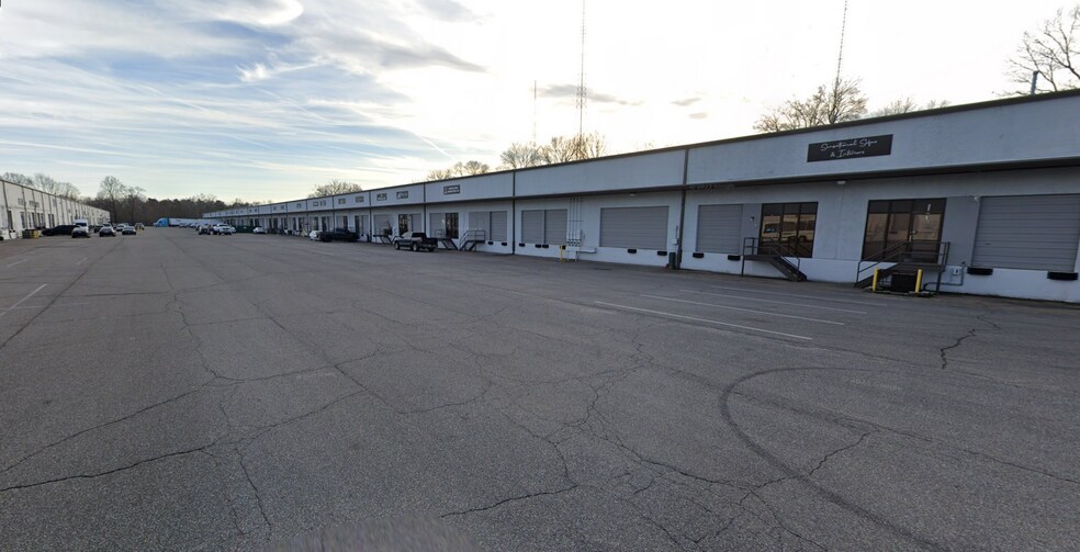 More Photos Of 5455 Crestview Dr, Memphis Distribution For Lease