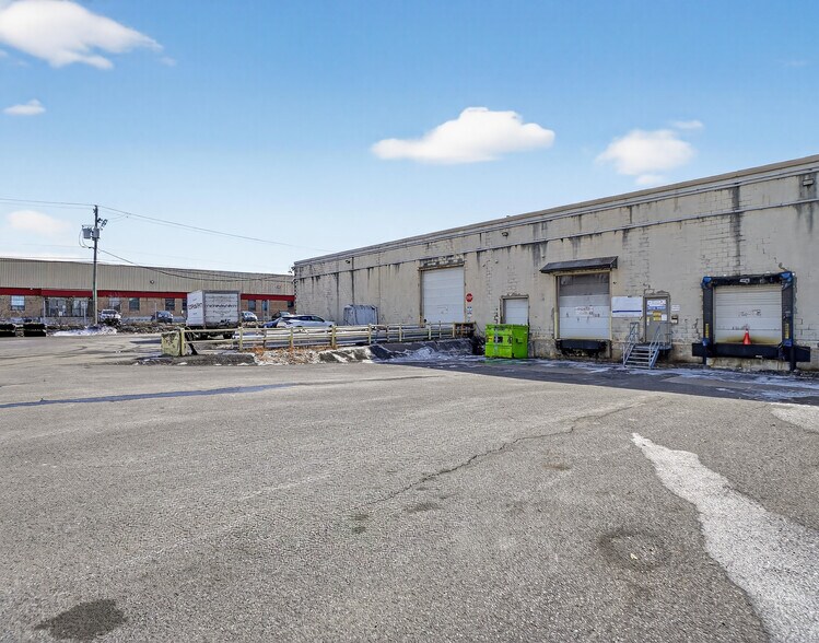 More Photos Of 1930-1960 Av 52E, Montréal Manufacturing For Lease