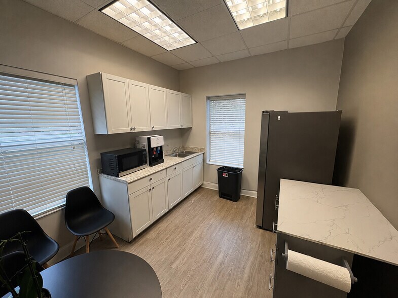 More Photos Of 1307-1309 Providence Rd, Brandon Office For Lease