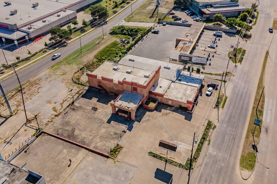 More Photos Of 6818-6826 Greenville Ave, Dallas Bar For Sale