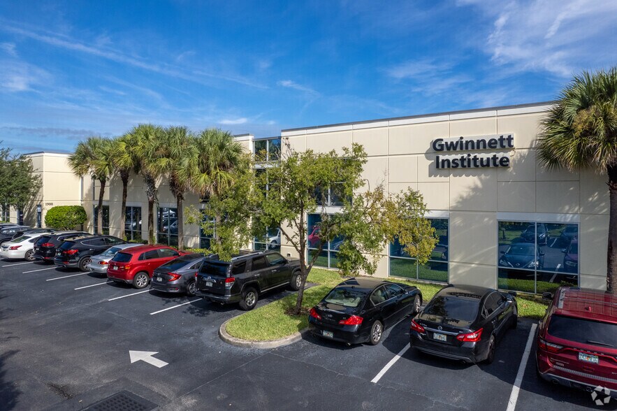 More Photos Of 2200 N Alafaya Trl, Orlando Office For Lease
