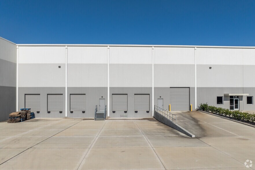 More Photos Of 5477 Business Park Dr, Rosenberg Warehouse For Lease
