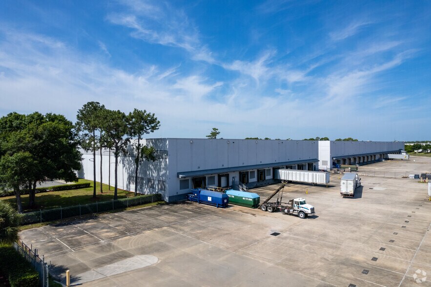 More Photos Of 2351 Investors Row, Orlando Distribution For Lease