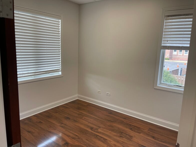 More Photos Of 114 W Rockland Rd, Libertyville Office For Lease