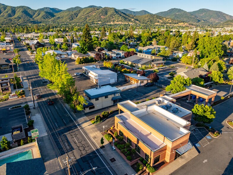 More Photos Of 735 SE 7th St, Grants Pass Office For Sale