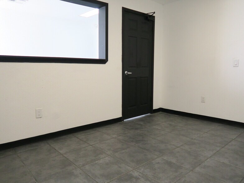 More Photos Of 5711 Star Ln, Houston Service For Lease