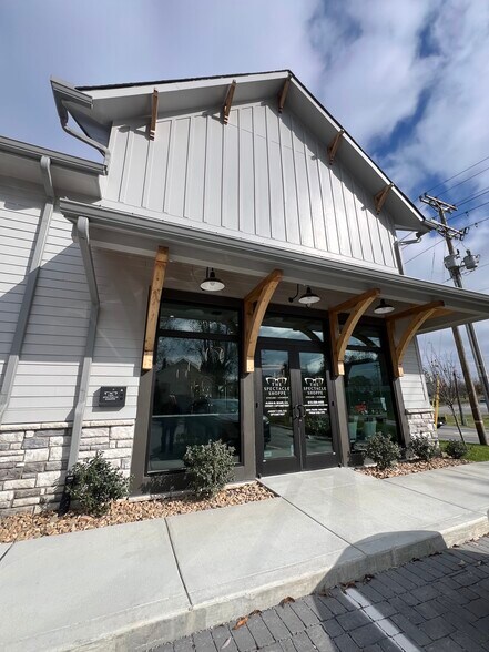 More Photos Of 1624 W Main St, Franklin Storefront Retail Office For Sale