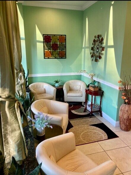 More Photos Of 549 N State Rd, Briarcliff Storefront For Sale