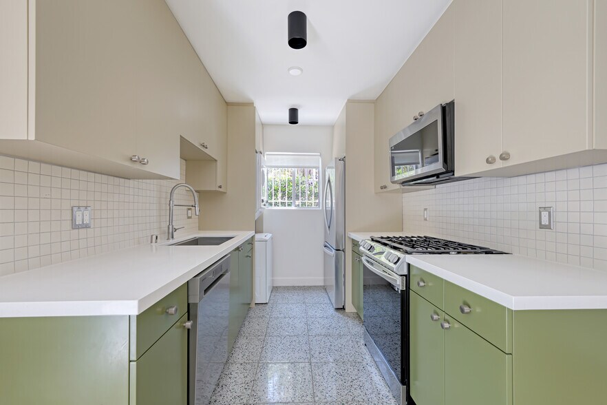 More Photos Of 6615 Franklin Ave, Los Angeles Apartments For Sale