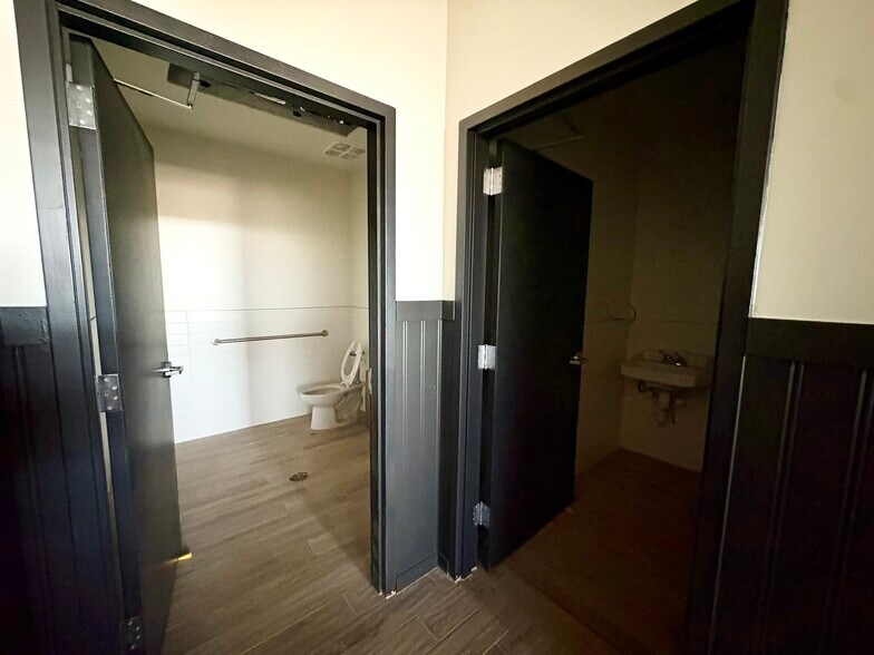 More Photos Of 4250 Tpc Pky, San Antonio Storefront For Lease