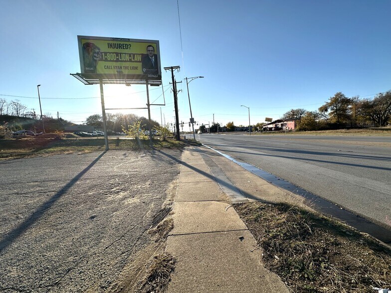 More Photos Of 2320 E Berry St, Fort Worth Flex For Sale