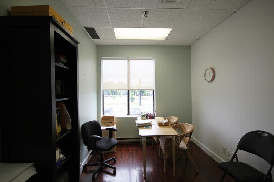 More Photos Of 6185 Boul Taschereau, Brossard Storefront Retail Office For Lease