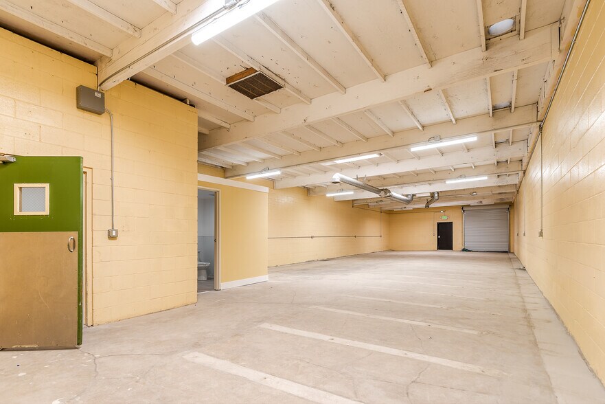 More Photos Of 8020 Ronson Rd, San Diego Warehouse For Lease