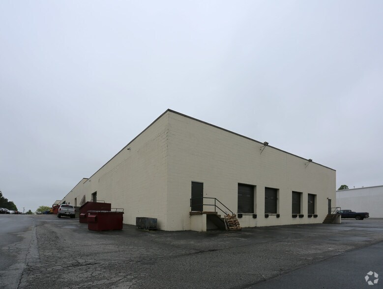 More Photos Of 325 Westtown Rd, West Chester Showroom For Lease