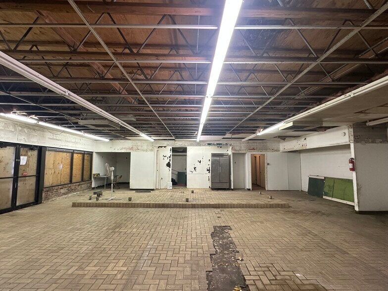 More Photos Of 1136 E Grayson St, San Antonio Convenience Store For Lease