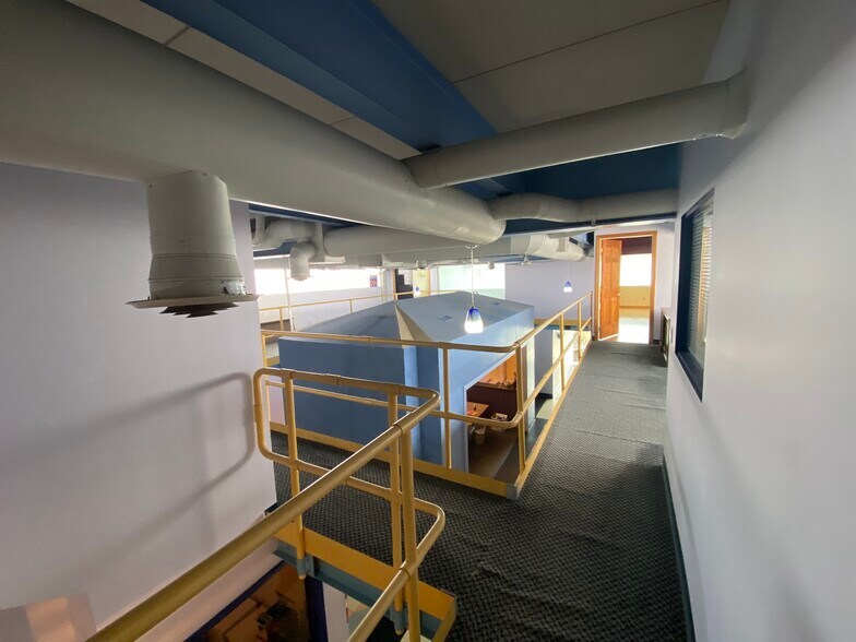 More Photos Of 77 Gazza Blvd, Farmingdale Showroom For Sale