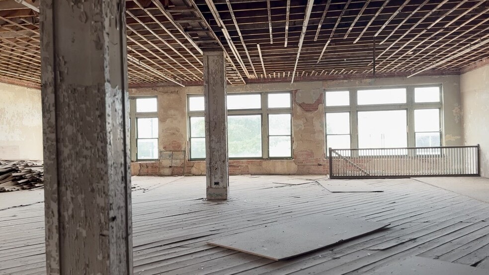 Primary Photo Of 516 Center Ave, Brownwood Storefront For Sale