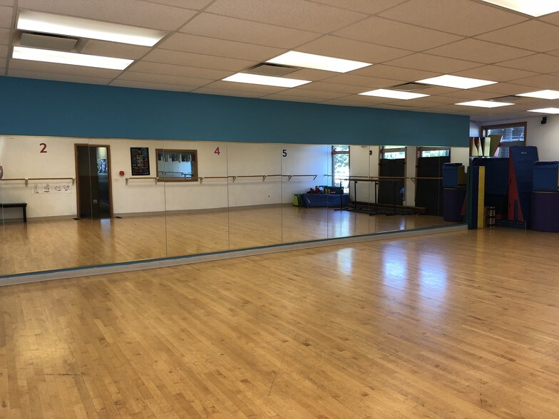 More Photos Of 608 E Veterans Pky, Yorkville Medical For Lease
