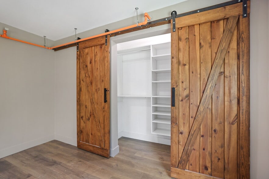 More Photos Of 10830 Navajo Dr, Saint Petersburg Showroom For Sale