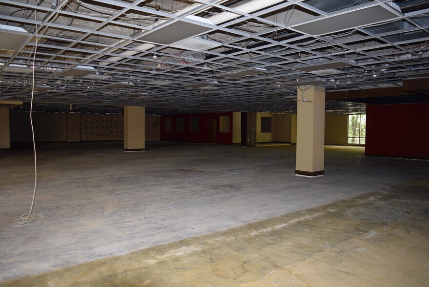 More Photos Of 2000 Powers Ferry Rd SE, Marietta Office For Sale