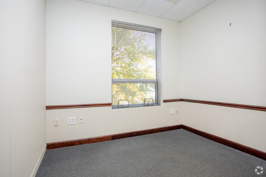 More Photos Of 308 W Rosemary St, Chapel Hill Office For Sale