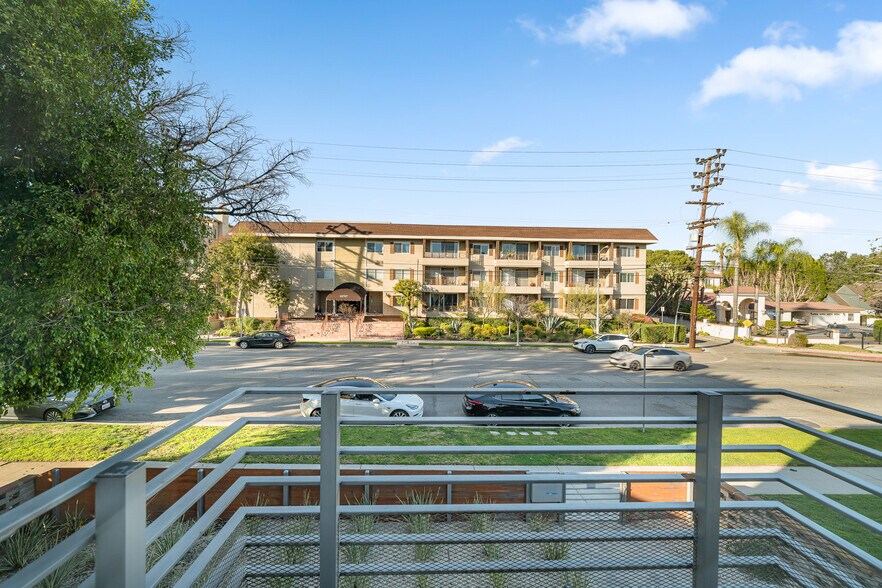 More Photos Of 10706 Camarillo St, Toluca Lake Apartments For Sale