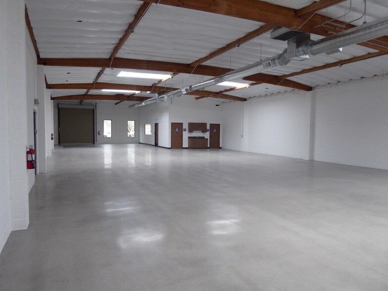 More Photos Of 632 Thompson Ave, Glendale Warehouse For Lease