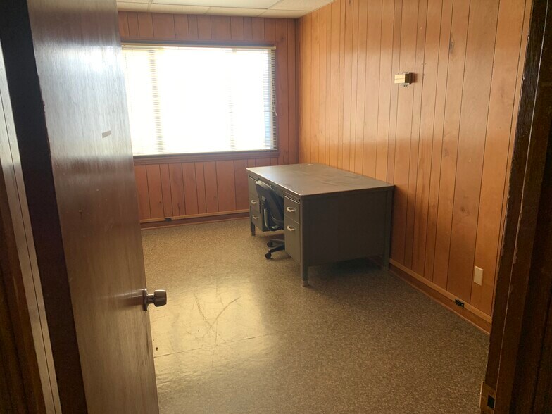 More Photos Of 1321 US Hwy 41 N, Calhoun Office For Lease