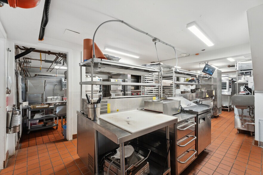 More Photos Of 5 Inlet Rd W, Southampton Restaurant For Sale