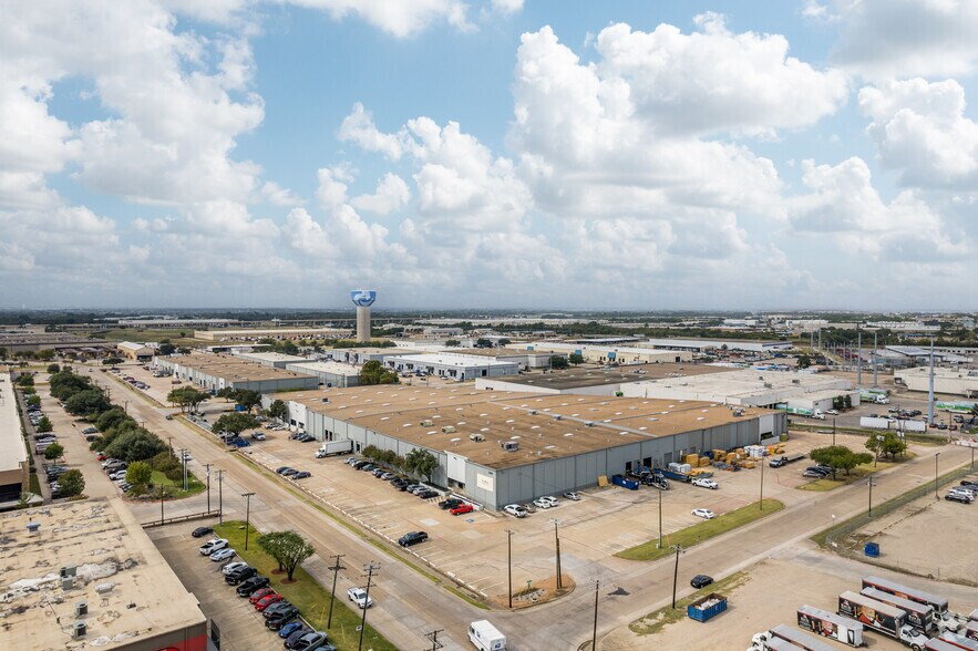 More Photos Of 1200-1210 W Crosby Rd, Carrollton Warehouse For Lease