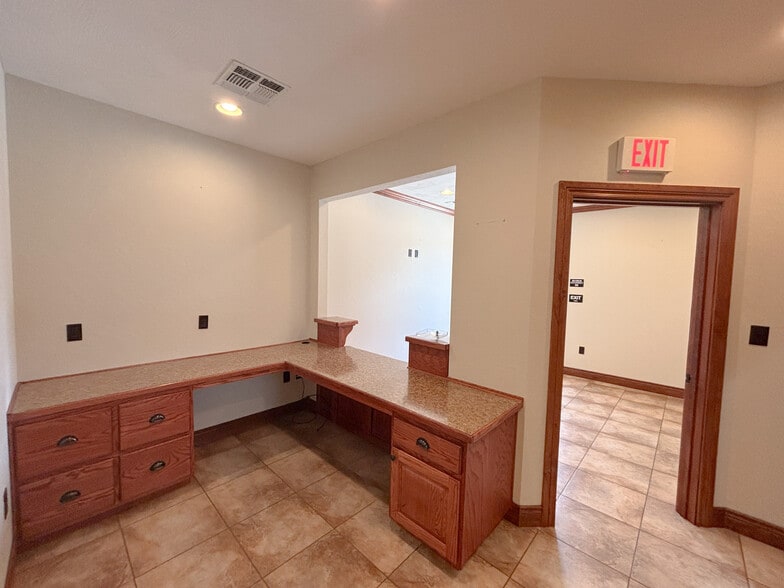 More Photos Of 2627 W Republic Rd, Springfield Office For Lease
