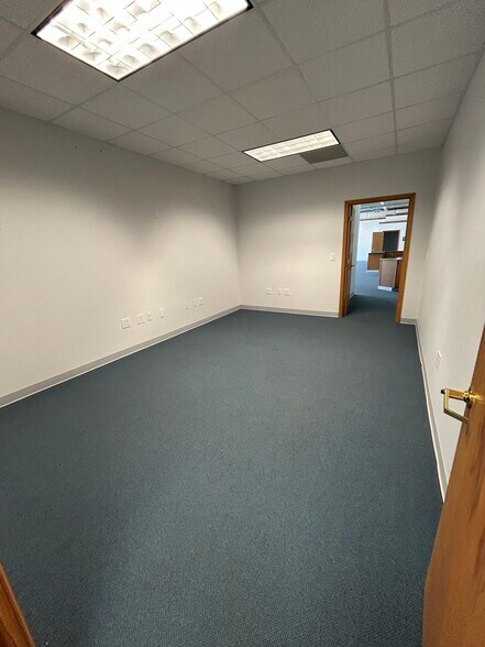 More Photos Of 913 Upward Rd, Flat Rock Warehouse For Lease