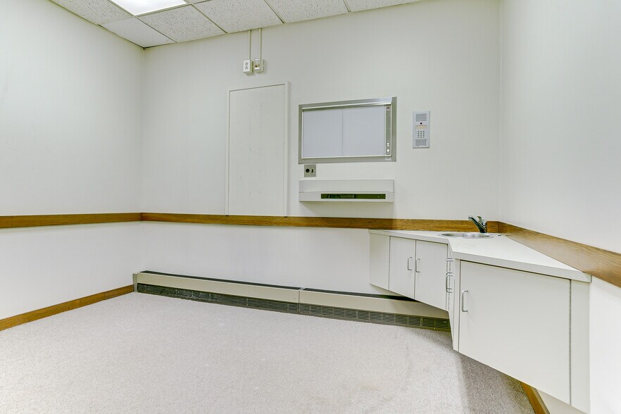 More Photos Of 2710 College Ave, Alton Medical For Lease