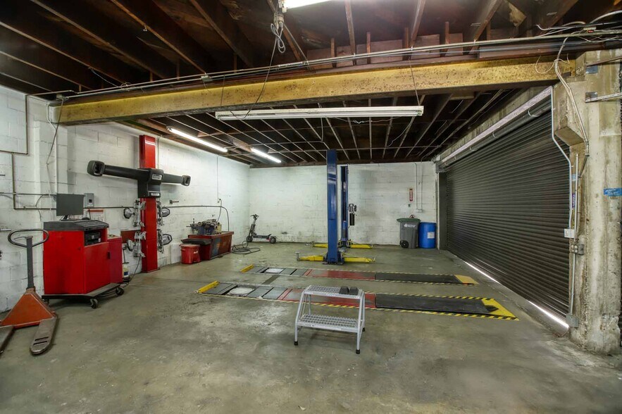 More Photos Of 318 S Brand Blvd, Glendale Auto Repair For Sale