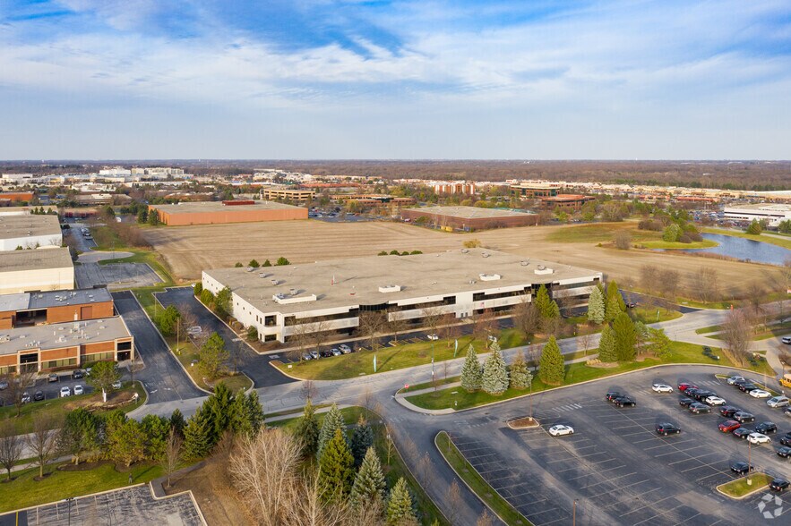 More Photos Of 100-130 Lakeview Pky, Vernon Hills Warehouse For Lease