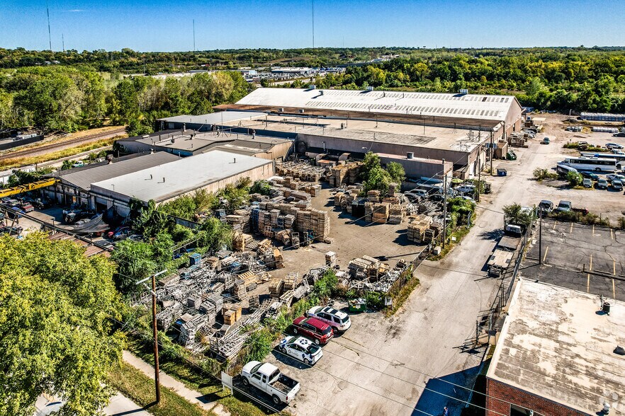 More Photos Of 7219 E 17th St, Kansas City Manufacturing For Lease