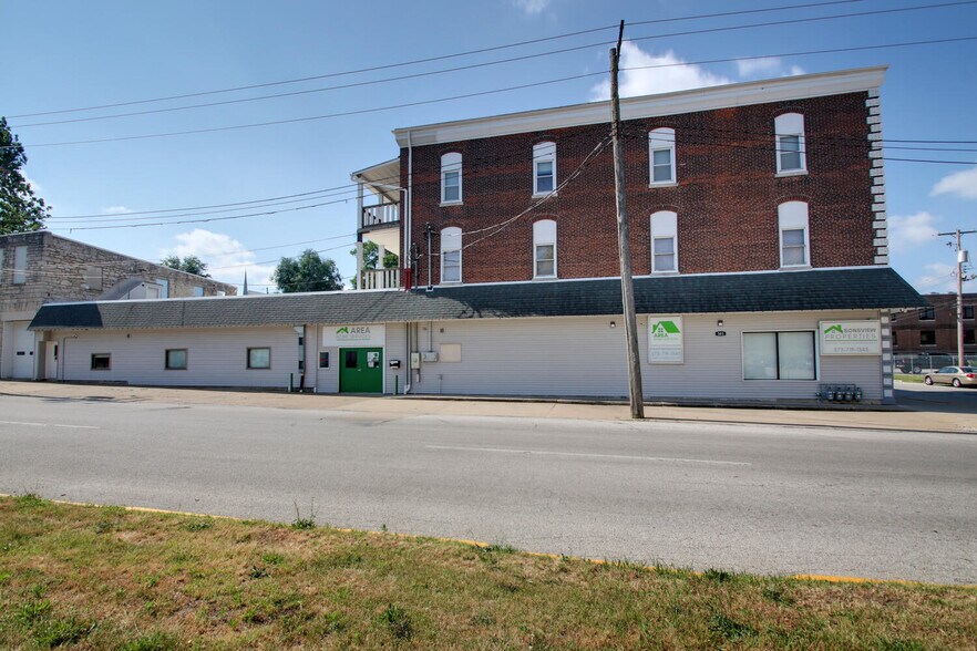 More Photos Of 301 S 7th St, Quincy Light Distribution For Sale