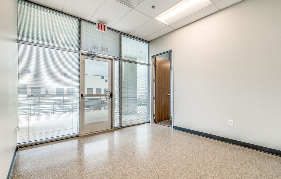 More Photos Of 3319 N Panam Expy, San Antonio Distribution For Lease