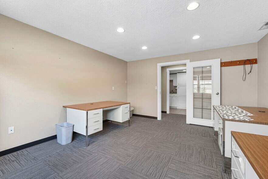 More Photos Of 635 E Business 30, Columbia City Showroom For Sale