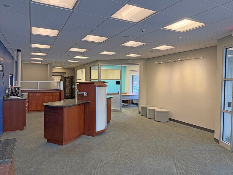 More Photos Of 140 Main St, Newmarket Bank For Lease