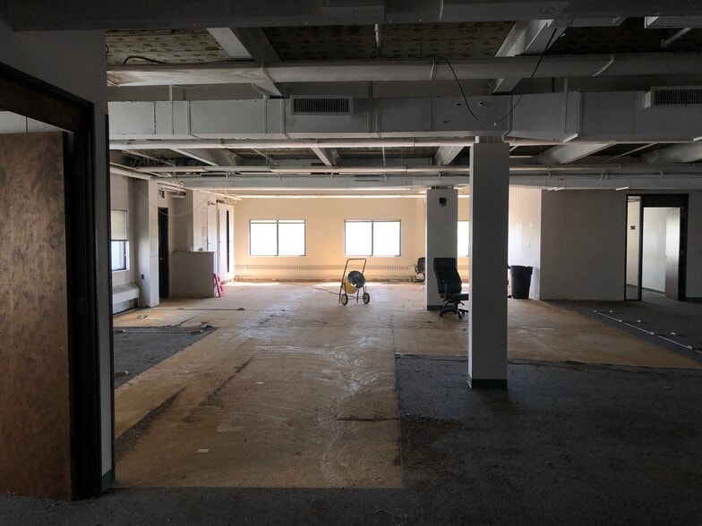 More Photos Of 15 Grumman Rd W, Bethpage Manufacturing For Lease