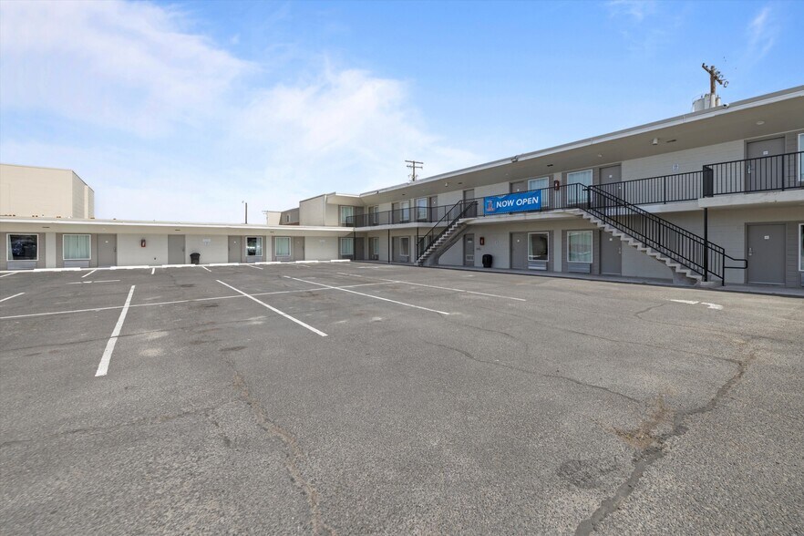 More Photos Of 720 W Lewis St, Pasco Hotel For Sale