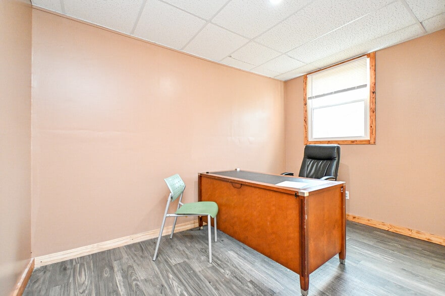 More Photos Of 8240 Clara Ave, Cincinnati Office For Sale
