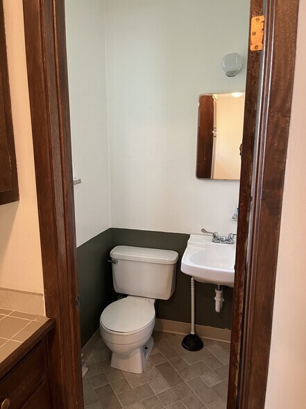 More Photos Of 1510 Glen Ayr Dr, Lakewood Office For Lease