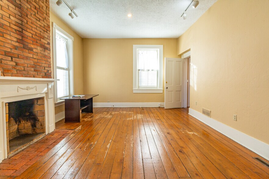 More Photos Of 323 S Main St, Zelienople Office Residential For Lease