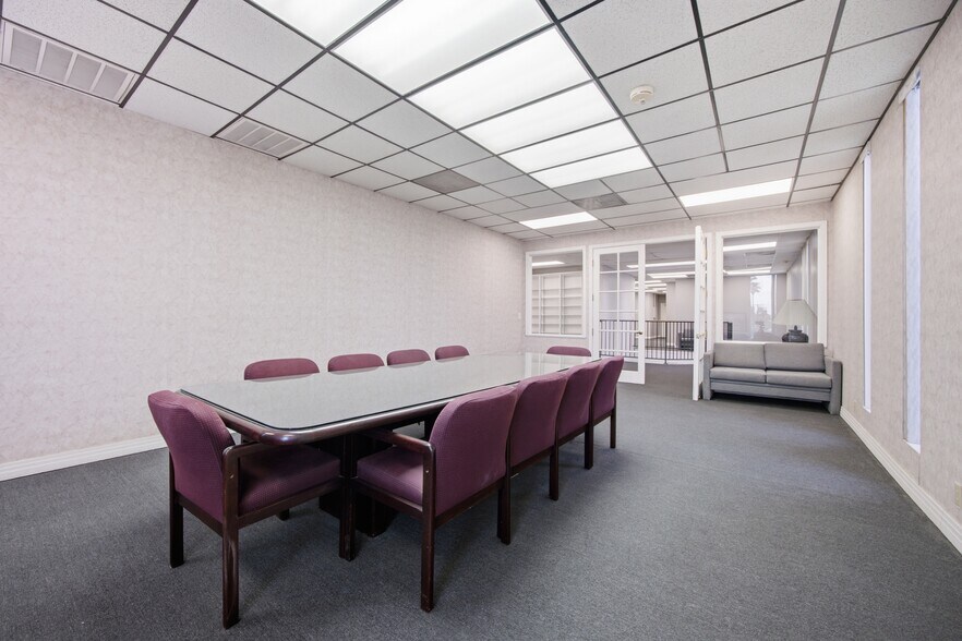 More Photos Of 844 E Sahara Ave, Las Vegas Loft Creative Space For Lease