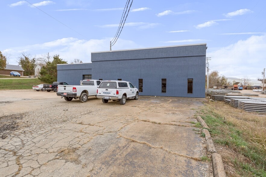 More Photos Of 519 Benham St, Bonne Terre Light Manufacturing For Sale