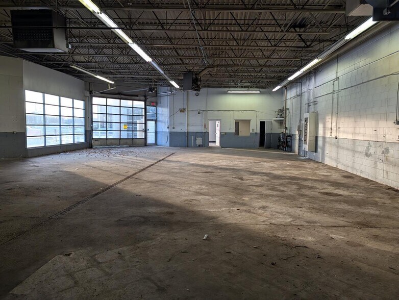 More Photos Of 1955 County Road D E, Maplewood Auto Repair For Sale