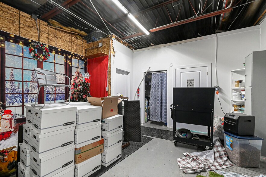 More Photos Of 302-306 S Cedar St, Mason Freestanding For Sale
