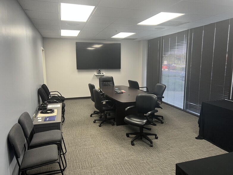 More Photos Of 4501 Vineland Rd, Orlando Showroom For Lease